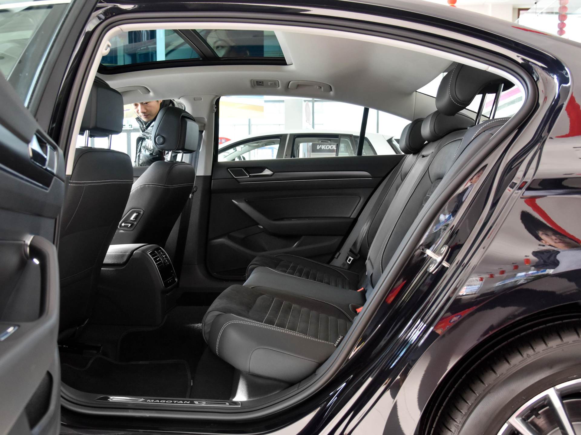 价格挺便宜空间还领先，三厢合资中型车油耗6.3L，带你看大众迈腾