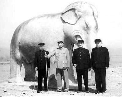 1951年一农民到乡公所讨水，看着毛主席像激动的说：他曾是我的兵