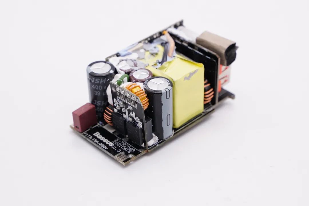 全新设计，突破体积极限，拆解国产控制器65W氮化镓快充