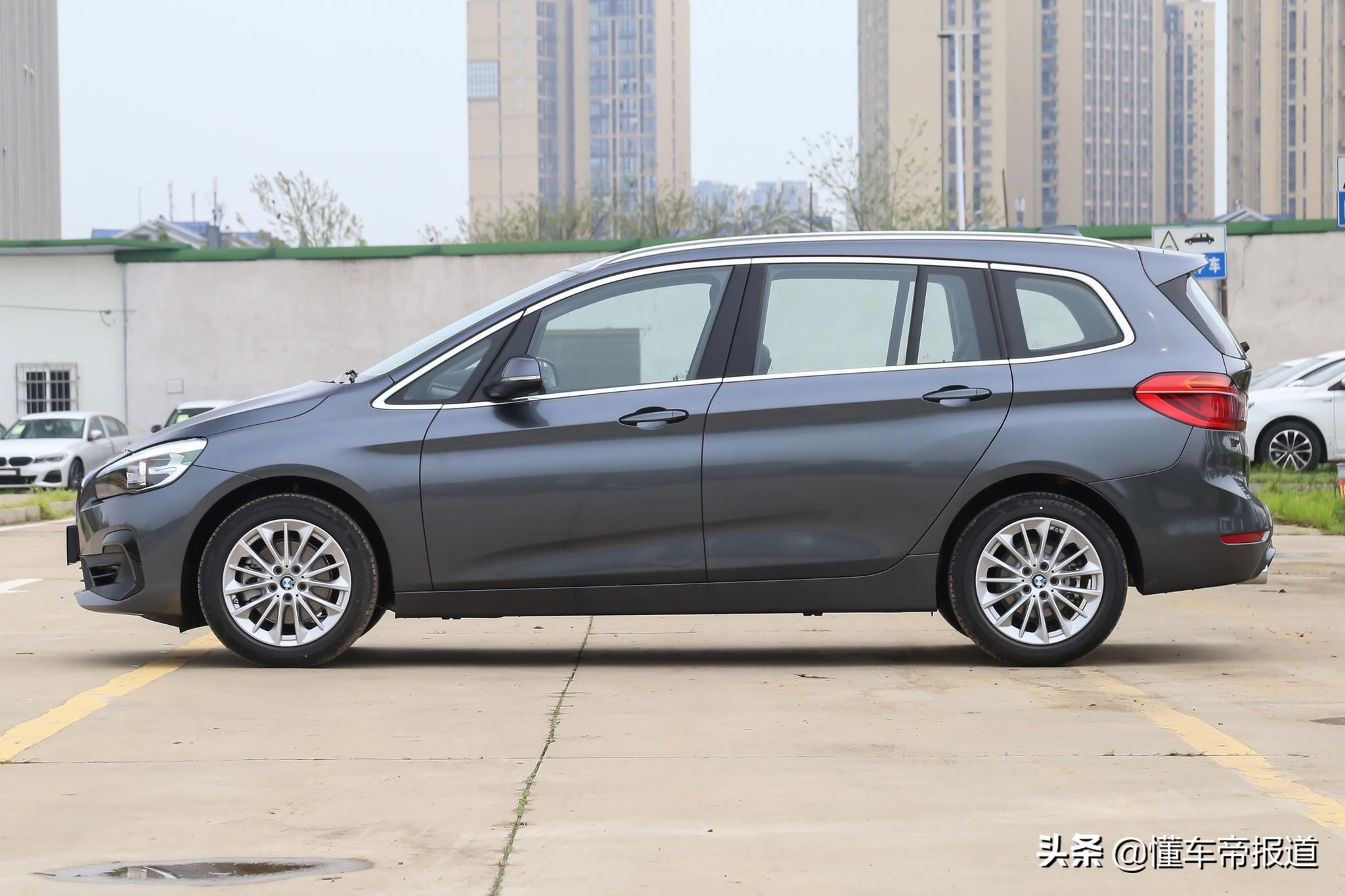 新款宝马2系旅行车官图