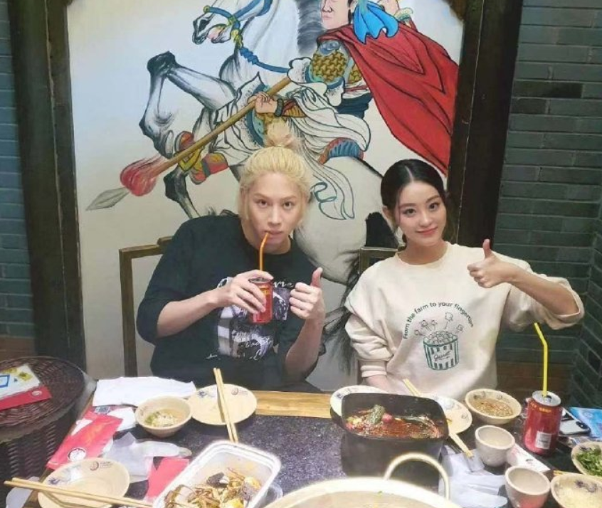 金希澈MOMO恋情证实，两人其实早有迹象，下一步就是结婚了？