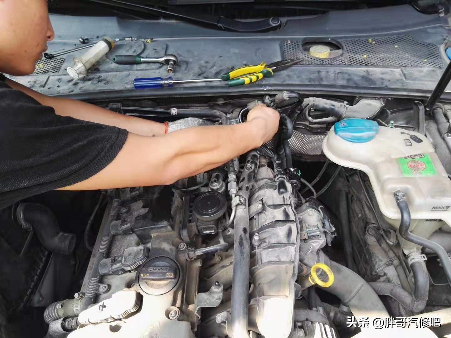 奥迪发动机漏油，刹车真空泵维修，热车启动困难更换碳罐电磁阀