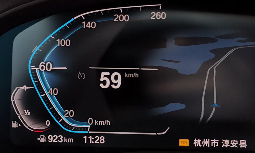 宝马X3跑高速动力够不够？满油续航923km，综合油耗6.2L...