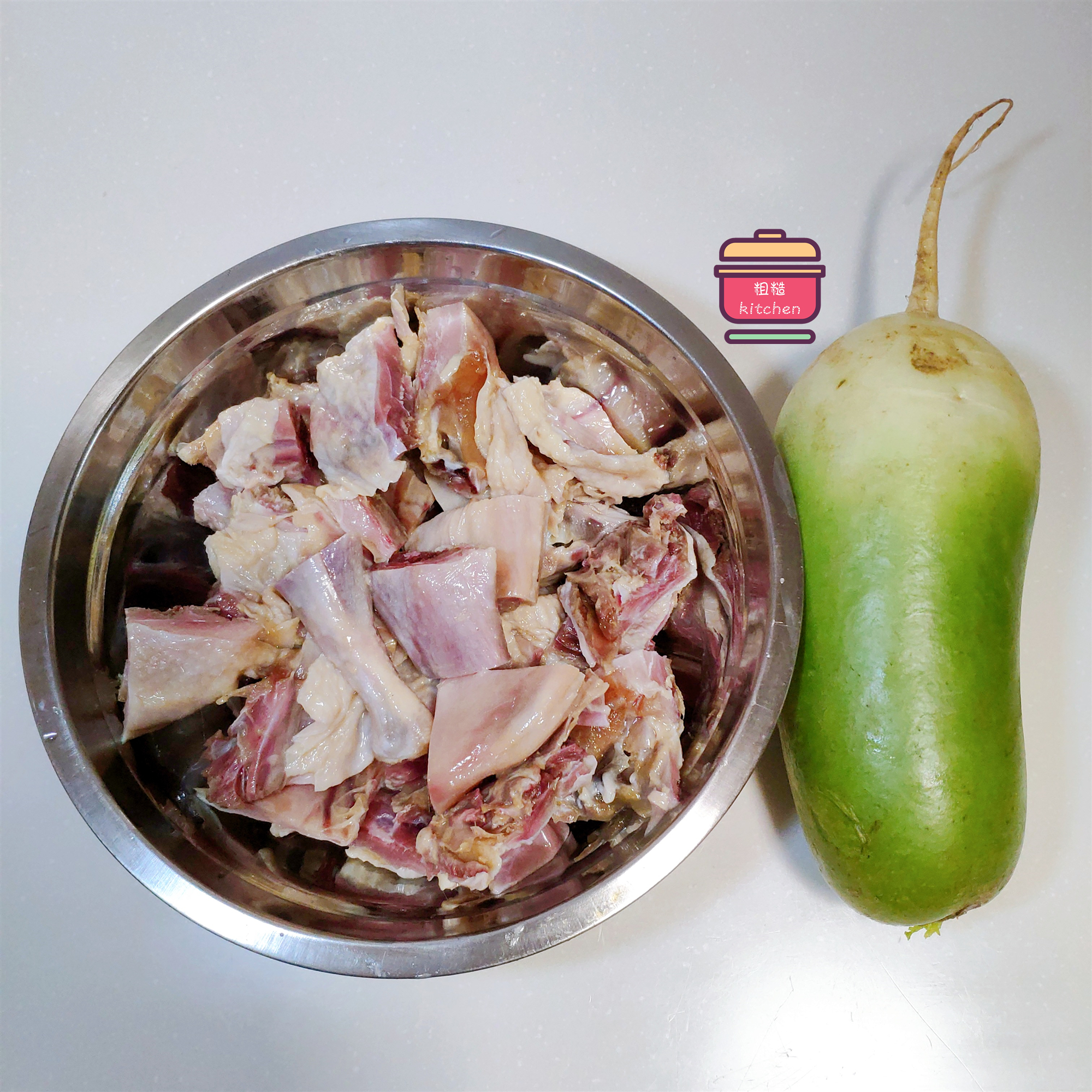 数九寒天用腊鸡炖萝卜，记住这2招，汤香色白无异味，越冷越要喝