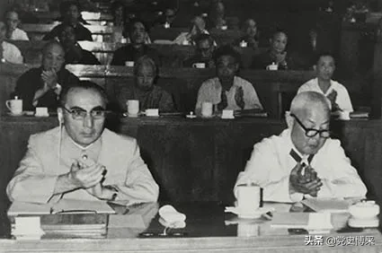 特殊开国中将，维吾尔族，毛主席亲自批准他入党，新疆解放后第一任主席