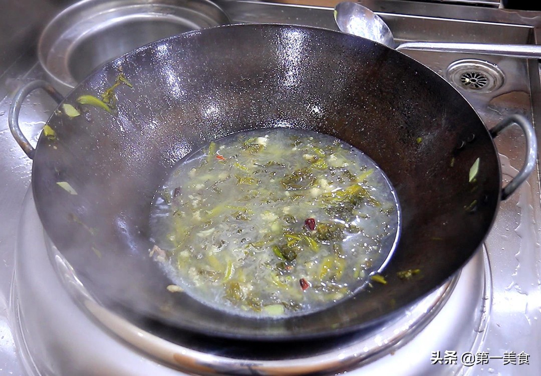 天越冷越爱吃的酸菜炖锅，有荤有素，营养搭配，酸爽开胃，真暖和