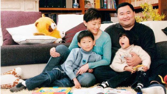 有种“完美”叫杨澜儿子，不仅遗传妈妈的美貌，还是妈妈的学弟