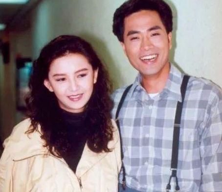 她是梁朝伟前女友，被闺蜜刘嘉玲夺爱，嫁豪门被气走，今54岁仍单身