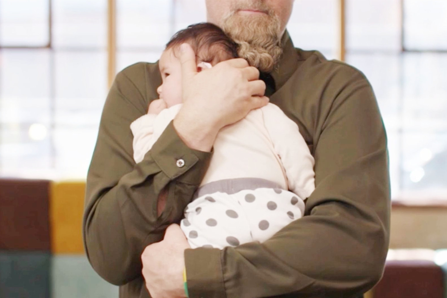 三个月的婴儿能竖着抱吗(三个月前宝宝必须横抱) - 乐宝宝贝