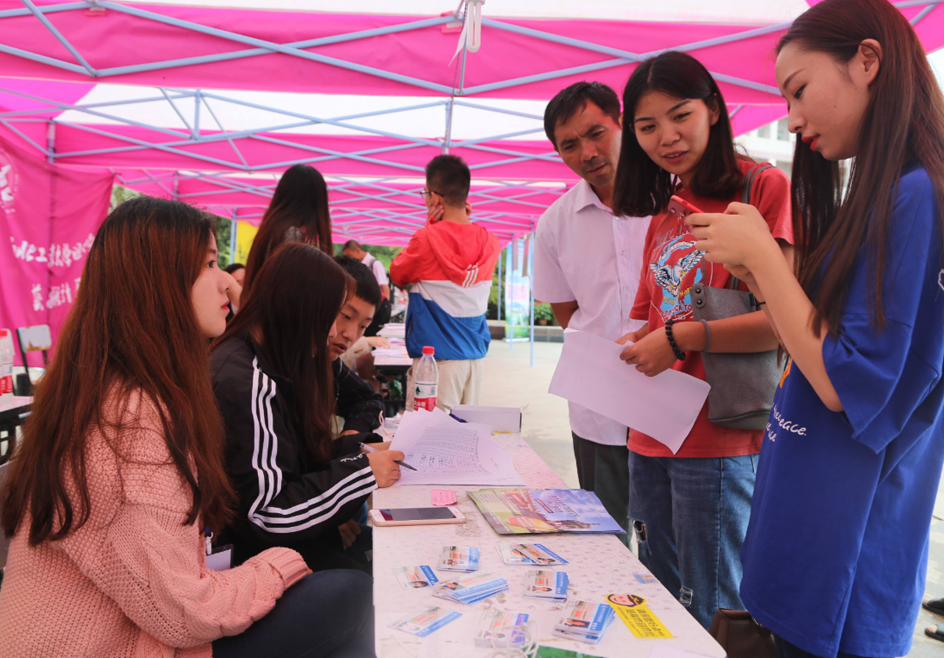 大一新生报名，为啥有那么多学长学姐帮忙？女生：防火防盗防学长