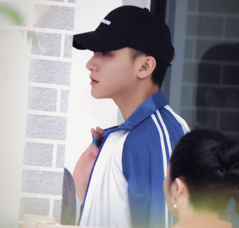 刘耀文上《萌探》，校服一穿成校园剧男主，与小宋同框美颜暴击