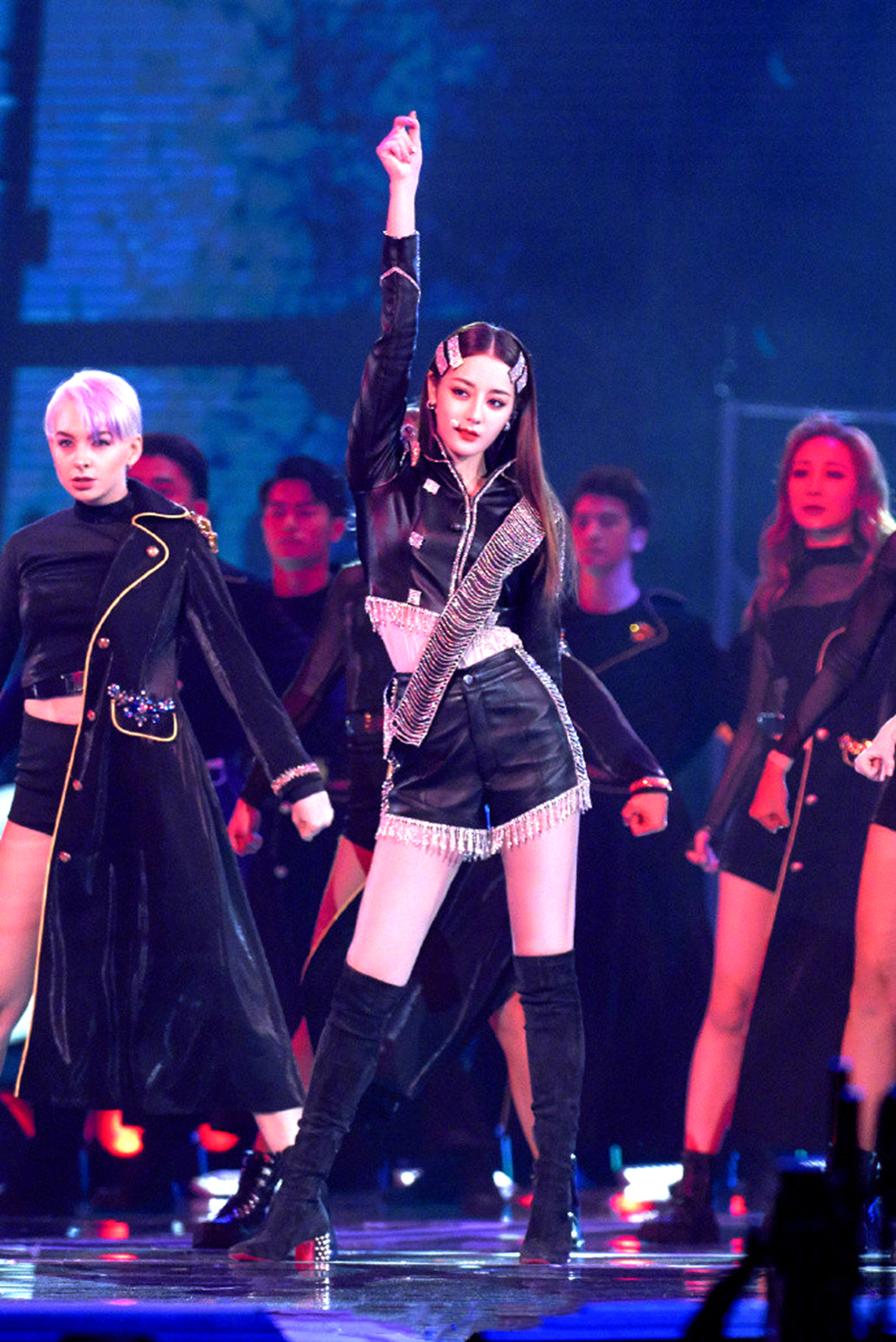 “7300万粉丝灰姑娘”迪丽热巴的“饭圈”专宠史