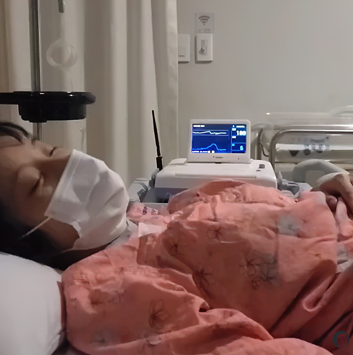 37岁韩女星生日当天生子！独自躺病床总裁老公缺席，怀孕时曾暴瘦