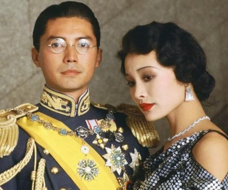 除了这则绯闻,尊龙其实结过一次婚,对象是自己的大学同学nina savino