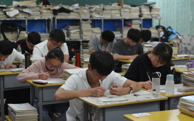 毕业于清华北大的明星，北大也还行撒贝宁，马丽很意外