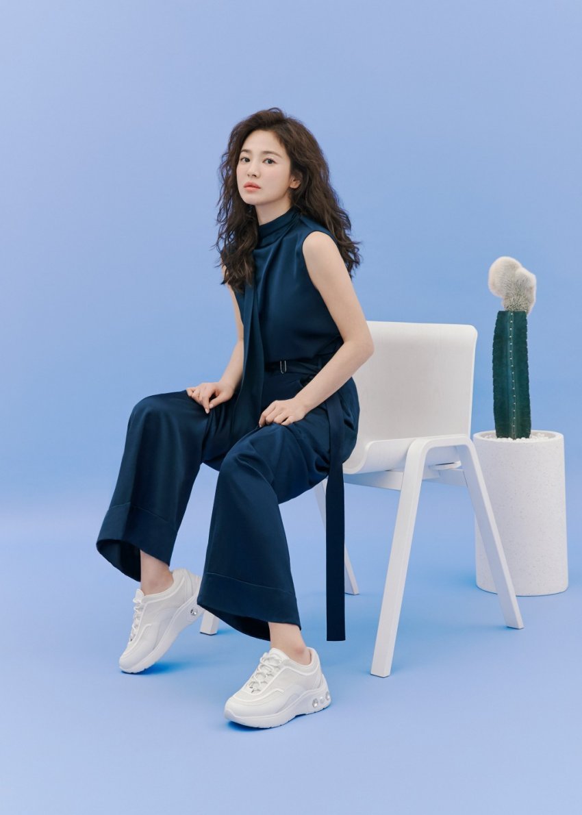 身穿一件浅蓝色牛仔裙搭配运动鞋(身穿一件浅蓝色牛仔裙搭配运动鞋图片)