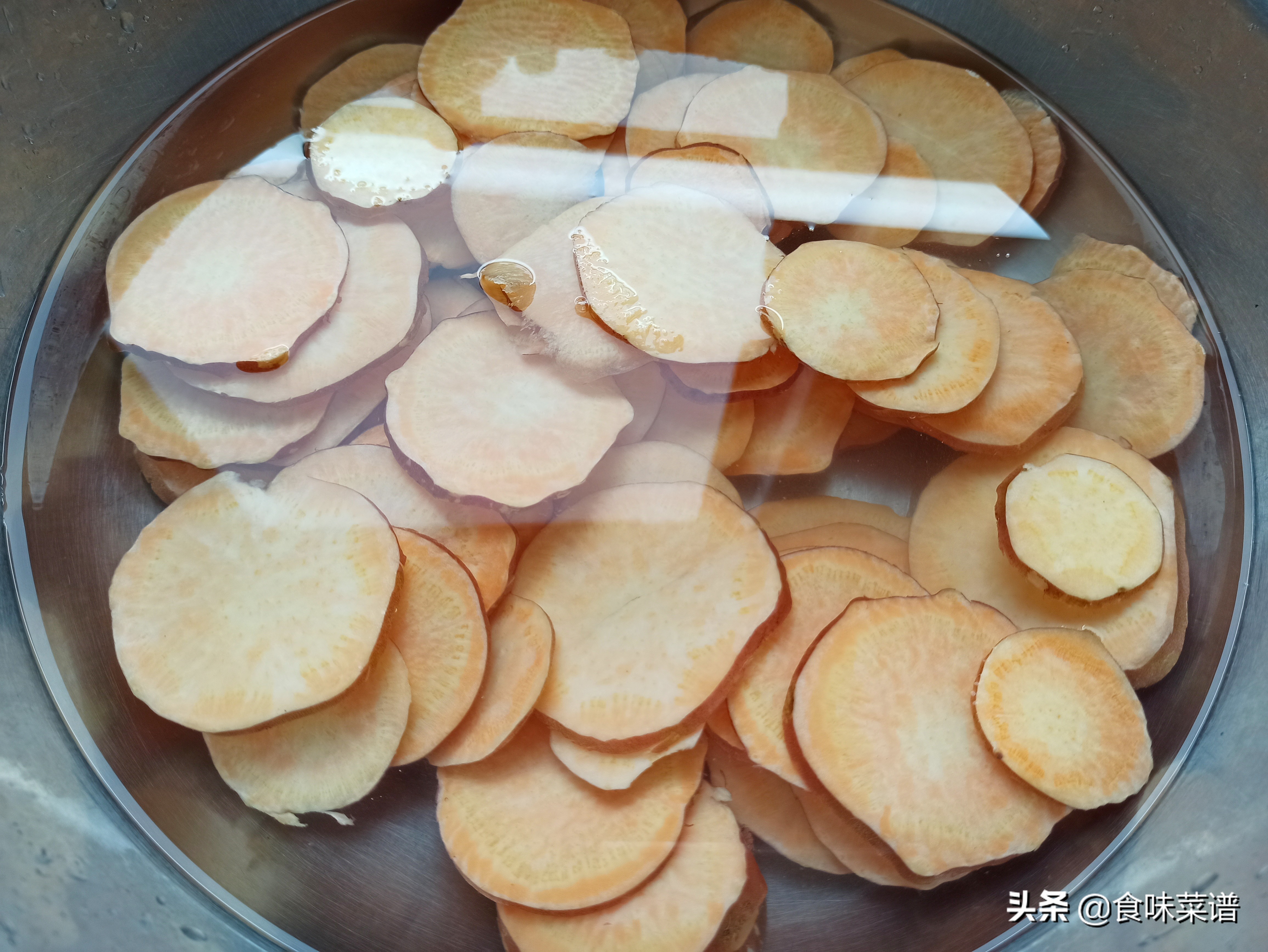 炸薯片的家常做法，3个红薯1把孜然，酥脆可口，做一大盆不够吃