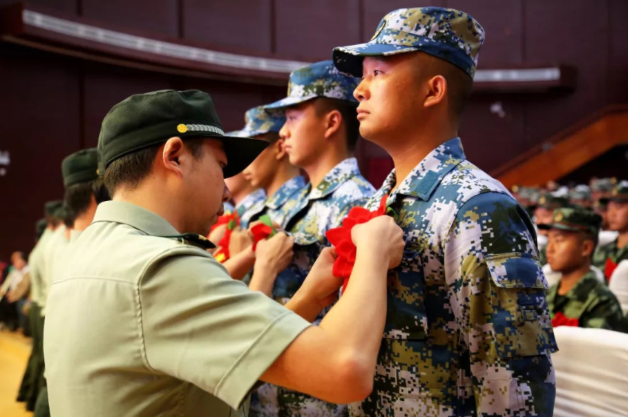 多年后才知道，在校大学生当兵和毕业生当兵的差距，不是一星半点