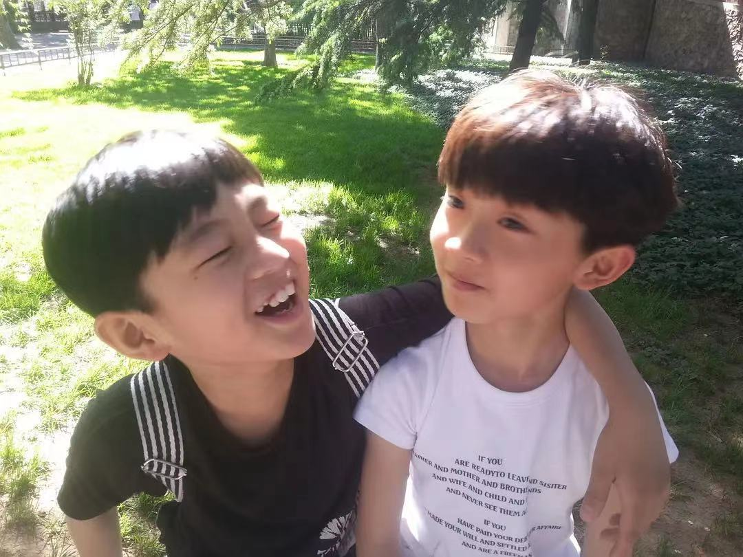 同父母不同命！19岁偶像高考落榜总分307，亲哥已被纽约大学录取