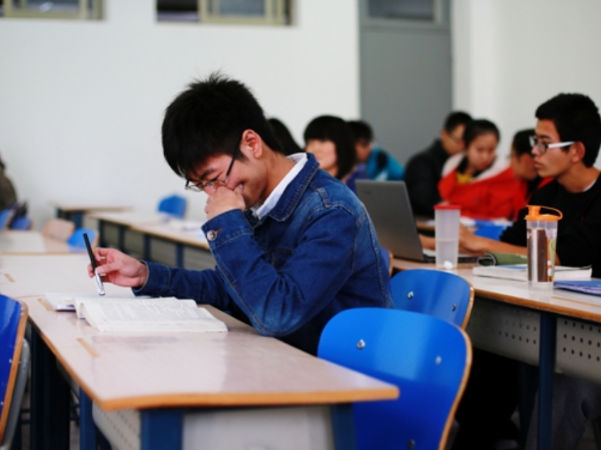 上了大学才知道，有种学生叫做“隐形贫困生”，他们并不是真的穷