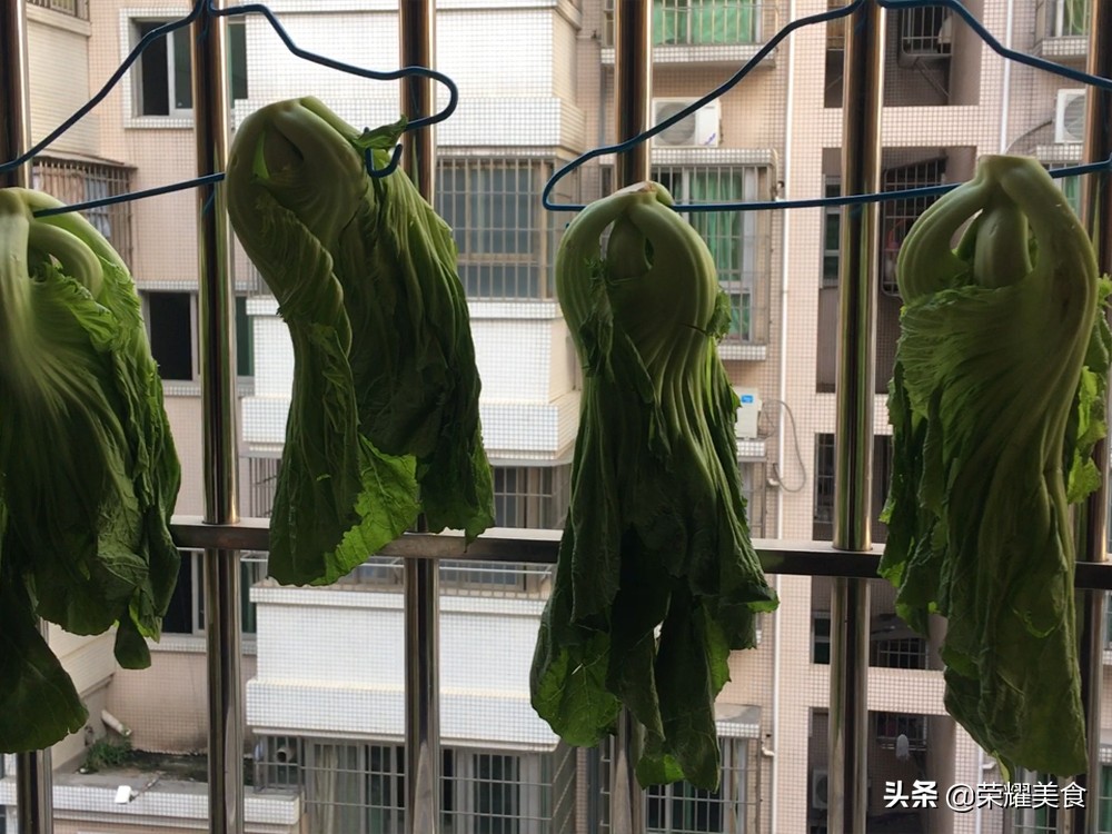 家传秘制的咸酸菜做法，5天就能吃了，色泽金黄又酸咸脆