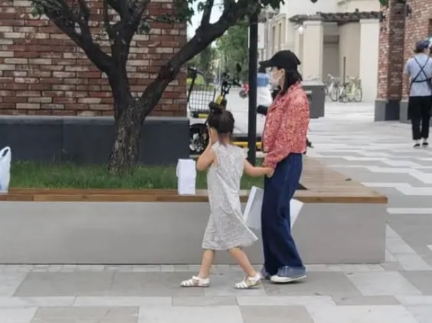 杜江夫妇在阿那亚被偶遇，霍思燕穿宽松裤遮肉，五官仍美得精致
