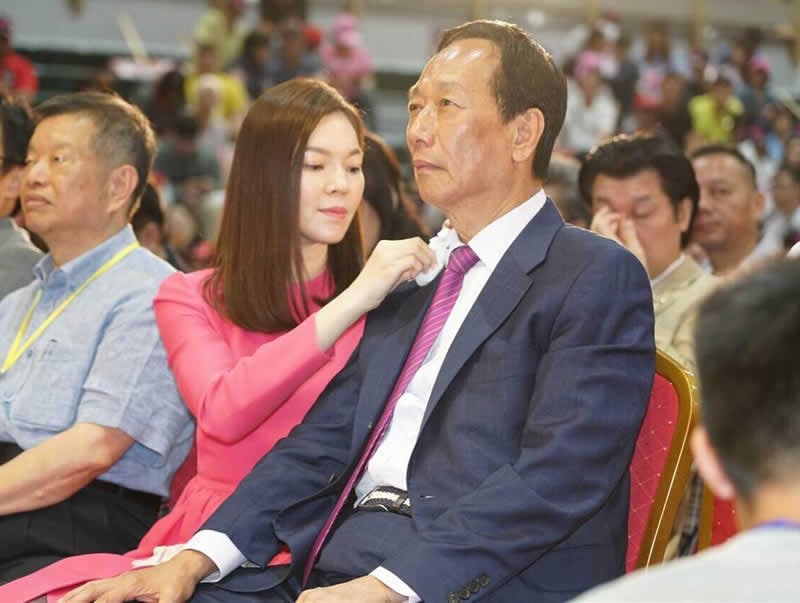 曾馨莹嫁入豪门后,还跟林淑如的儿子郭守正以及女儿郭晓玲保持着很好