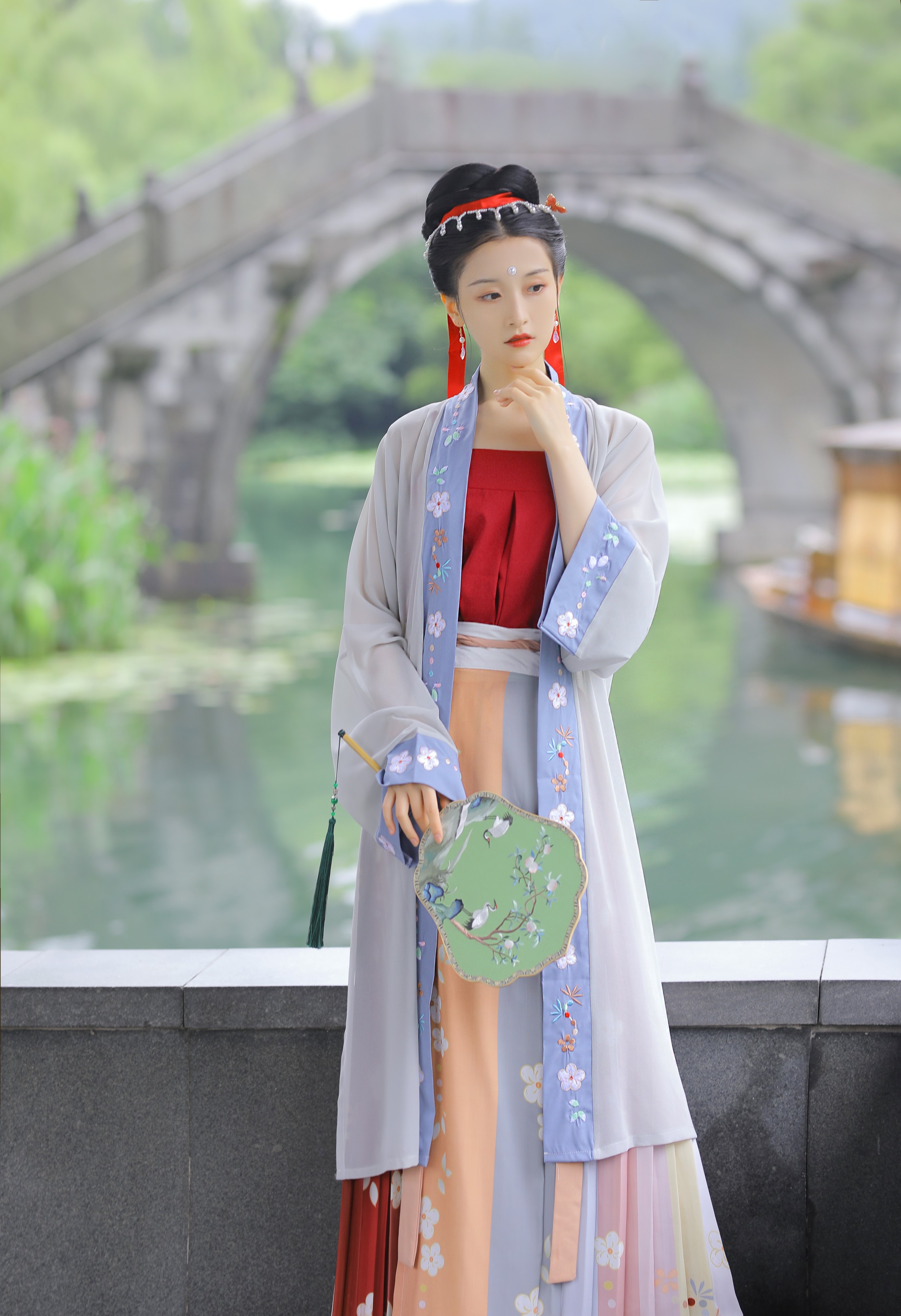 一个人在上面一个在下 两个一个㖭上面一个㖭个