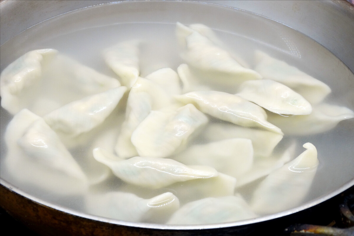 煮饺子时，是开盖煮还是盖盖煮？很多人理解错了，难怪饺子煮破皮