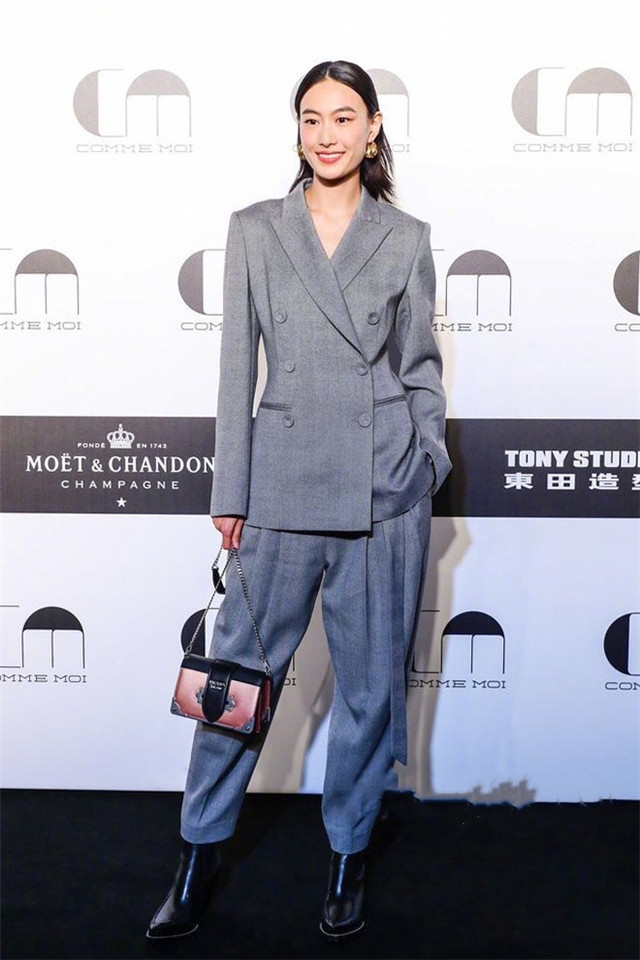 有种霸气的性感叫舒淇,穿西装一粒扣也不系,露出内衣真奔放