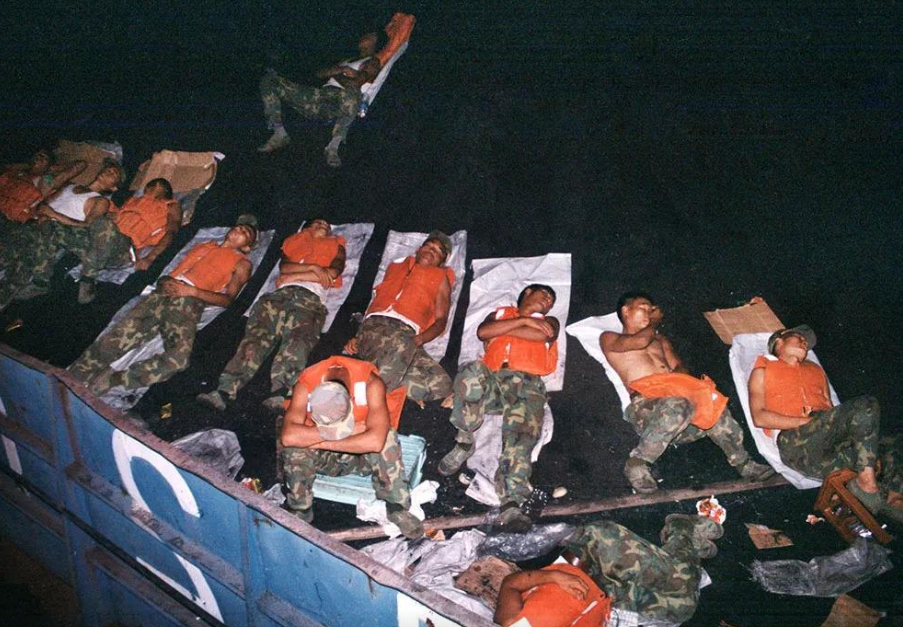 1998年洪水，乡亲们跪地哭喊：求你们别跳了，房子我们不要了