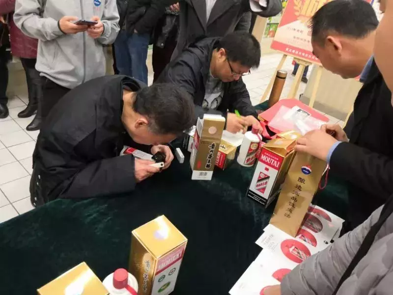 茅台捉“谣”记惊现重庆观音桥商圈,七大“真相”被现场“直播”