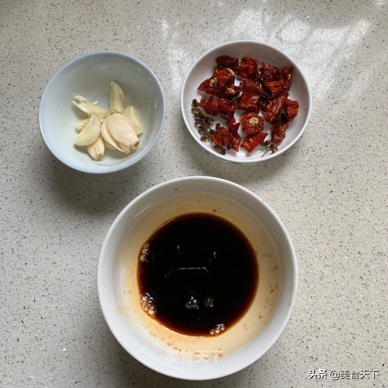 酸溜溜的味道，酸爽可口，开胃下饭，还帮油腻腻的肠胃减减负