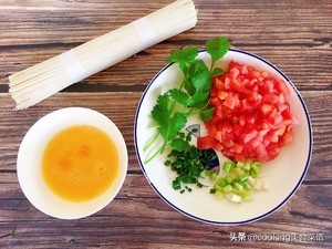 西红柿鸡蛋热汤面（教你做出美味开胃的西红柿鸡蛋热汤面）