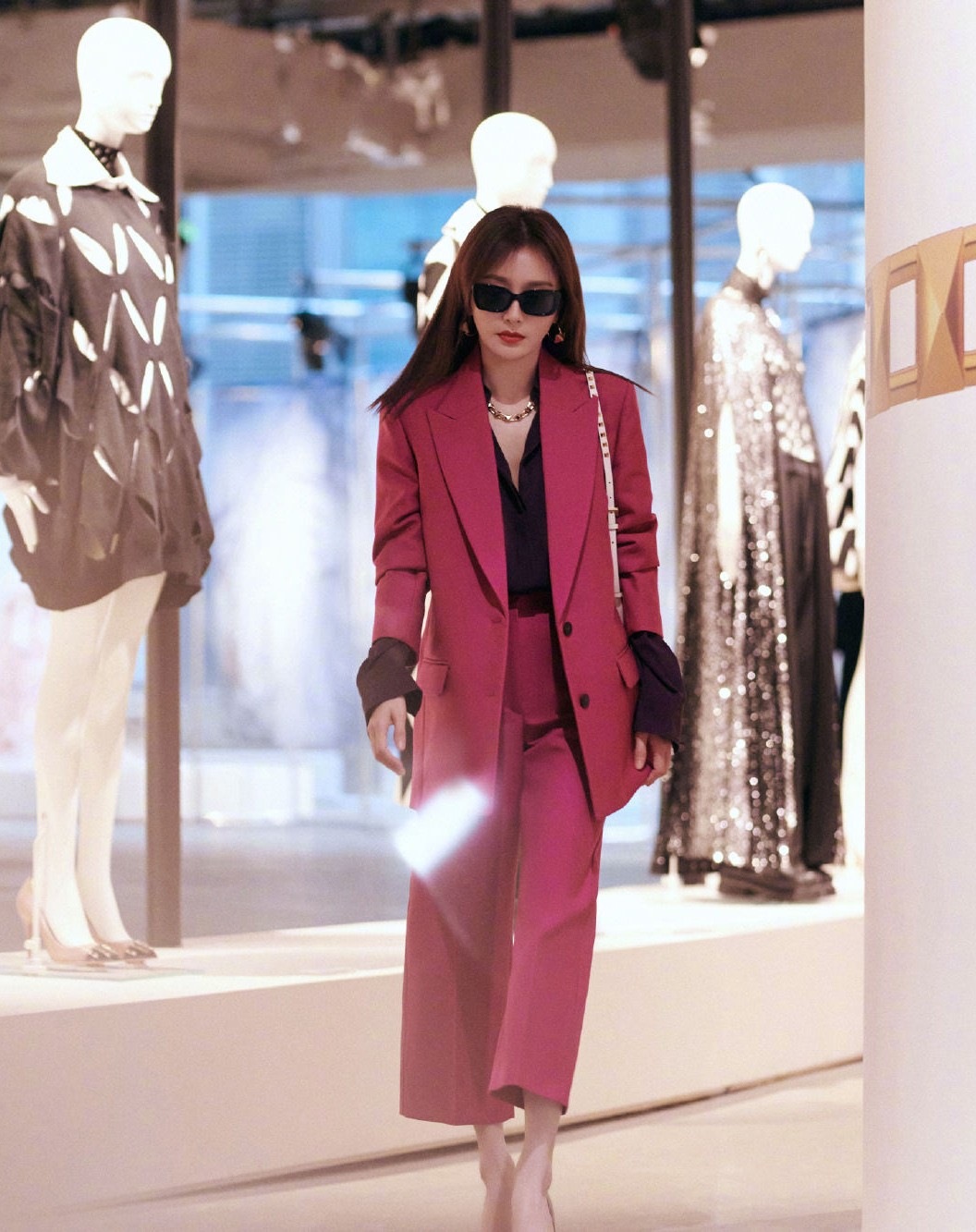 秦岚真是又飒又美,玫红色西装搭配利落直发,摩登优雅气场全开