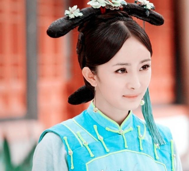 杨幂也非常适合蓝色古装,《宫锁心玉》中的晴川,《美人心计》中的雪鸳