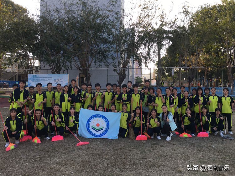 西南大学三亚中学2020级太阳六班“雷锋日”过得充实而有意义