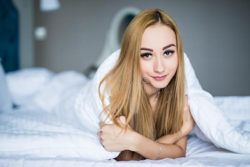 外阴长痘痘是什么原因引起的？私处出现小疙瘩怎么办？
