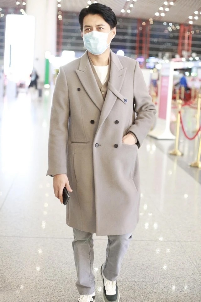 靳东开始赶潮流了，大衣+运动鞋精致时髦，中年男士这样穿显品位