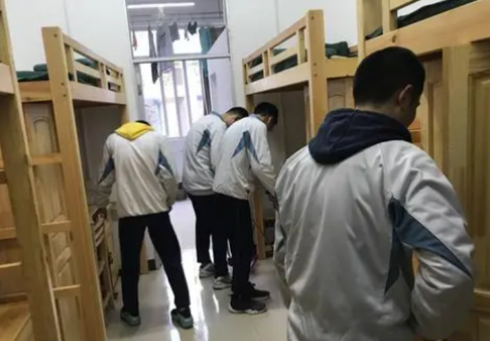 南开大学人性化宿舍引热议，自选室友不算啥，18对夫妻在校同居