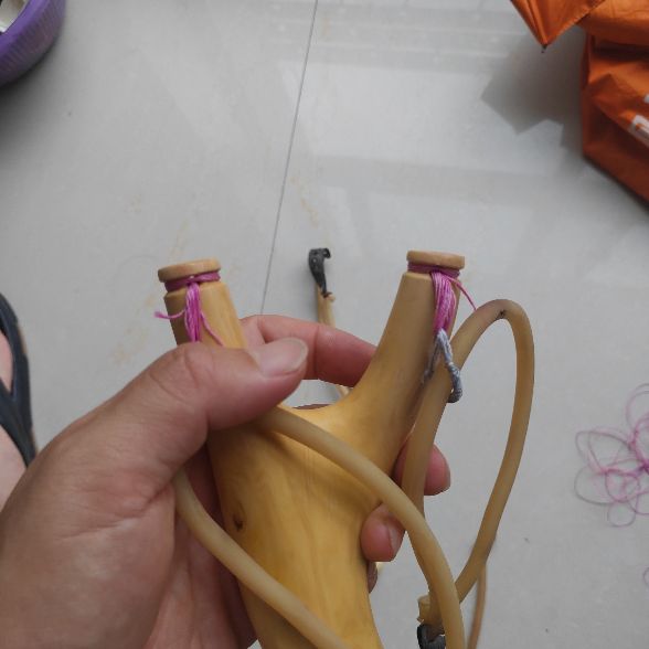 全手工木弹弓制作过程(木头弹弓上皮筋的完美方案)