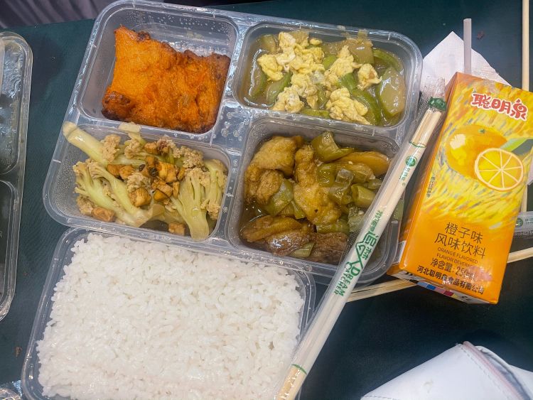 半岛聚焦丨怒减20斤经历残酷选拔淬炼，半岛女记者体验真实车模生活