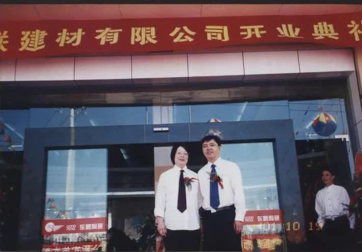 东鹏上市敲钟，为何他被选上？丨上篇