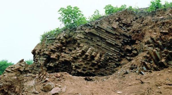 雷锋塔地宫(专家重修雷峰塔时发现一地宫，出土一银塔至今仍打不开，隐大秘密)