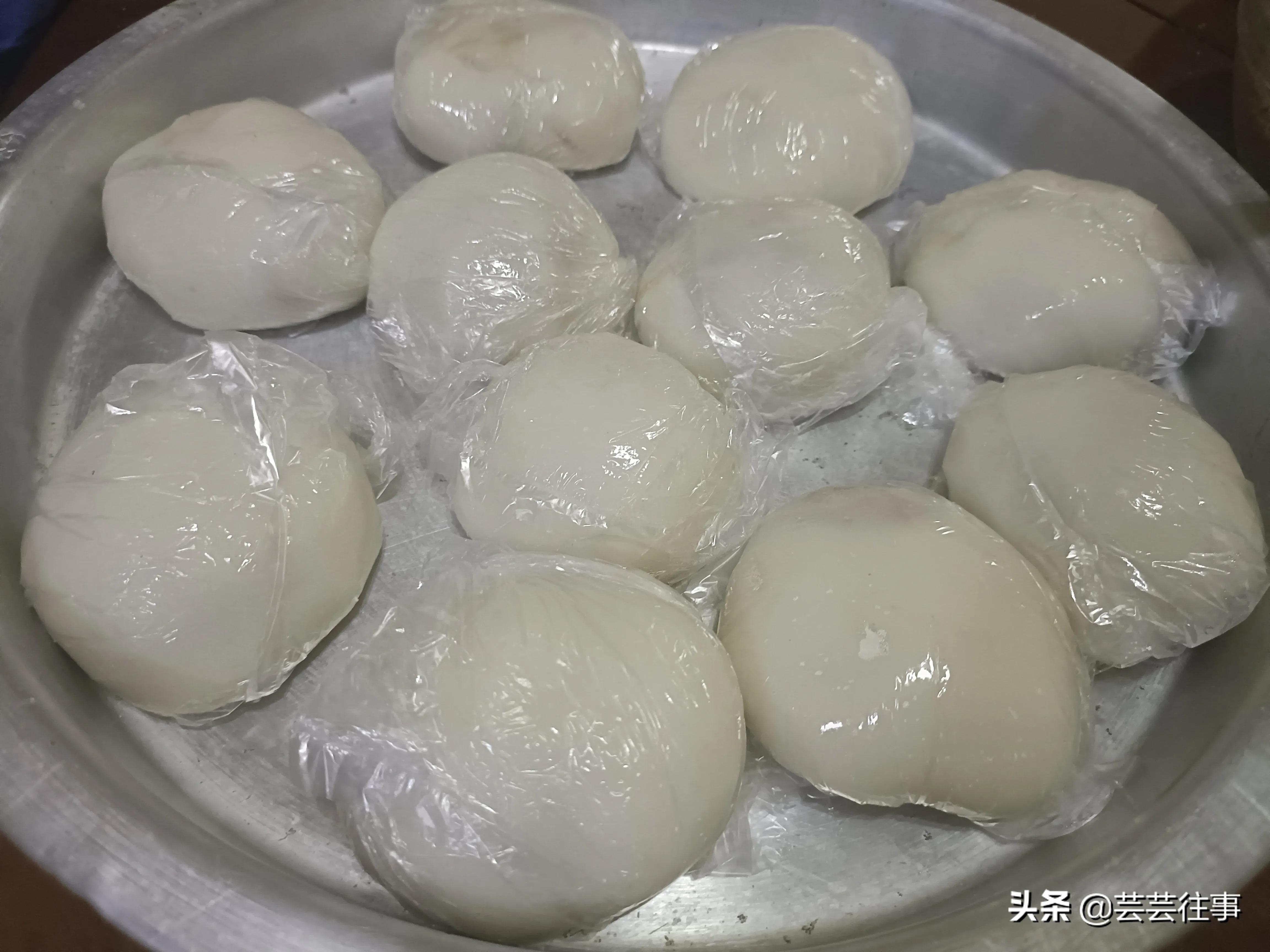 就这样做好了,白啫啫的糍粑,做好了就可以直接食用了,嚼一口,软糯糯的