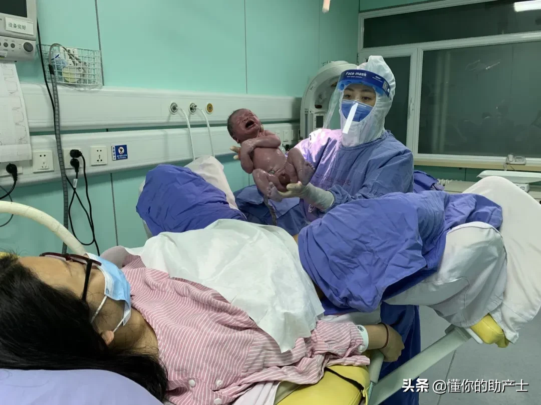 宝宝天生会吃奶,乳爬-母乳喂养的开始