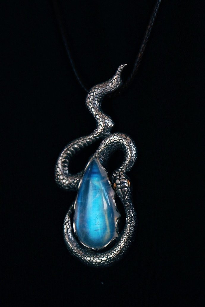 拉长石（灰月光石）和月光石哪个贵？