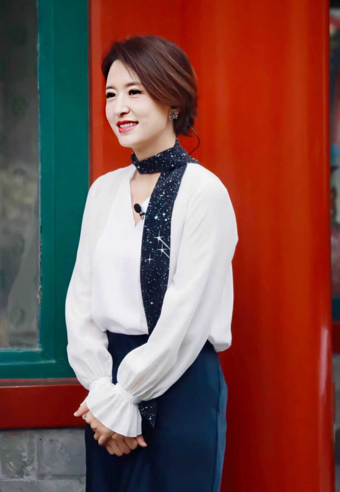 张蕾是优雅女性穿搭楷模，白衬衫配丝巾高级大气，教科书般气质