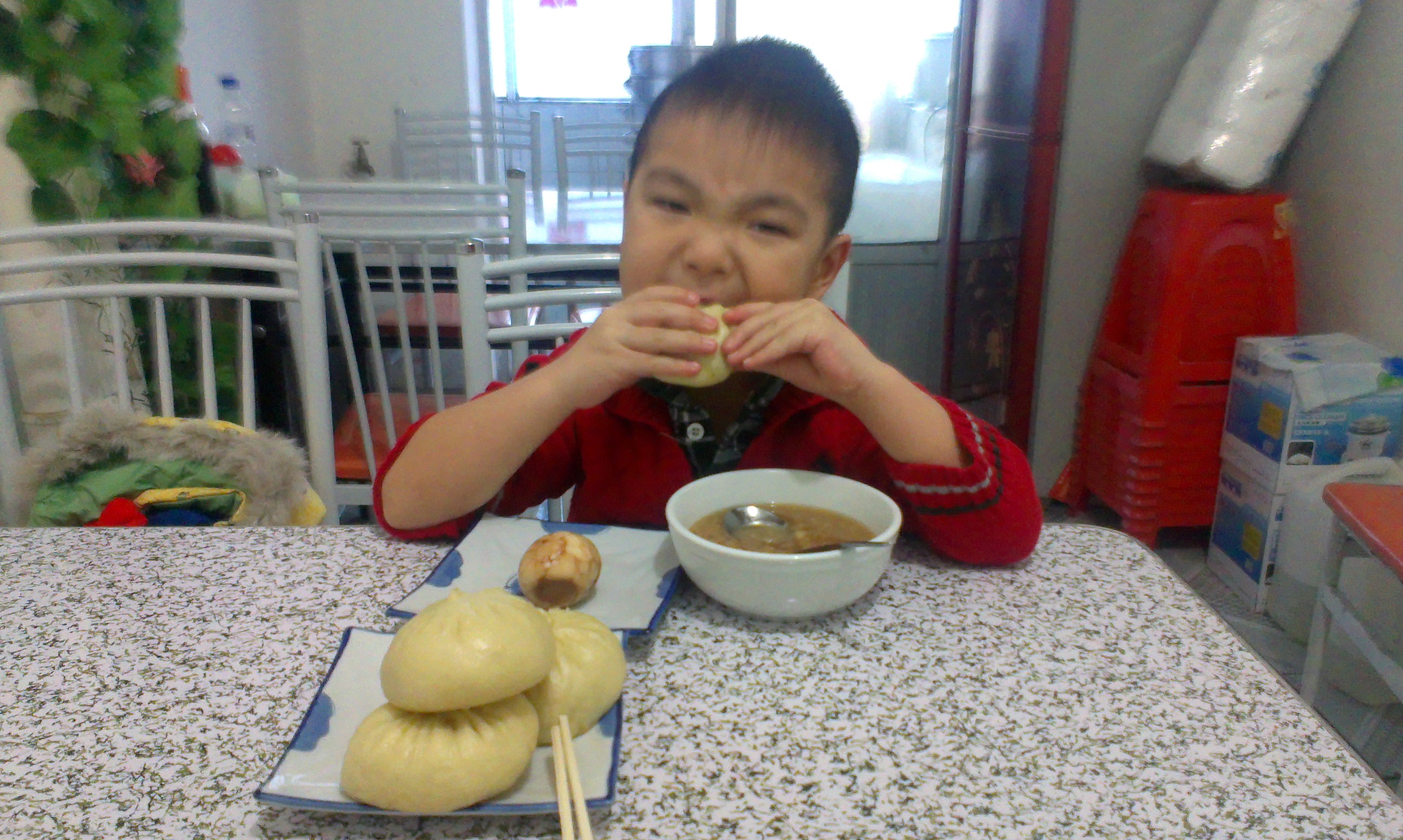 小学英语双语作文，家长辅导英语写作练习，我们学校的英语角