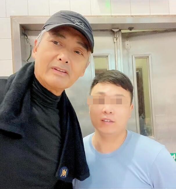 周润发晨跑被偶遇，身材超瘦两鬓斑白戴帽子遮，摘口罩与粉丝合照